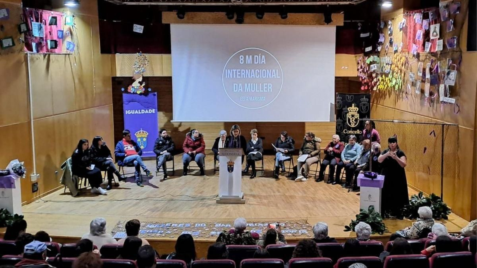 El acto finalizó con los asistentes colocando lazos morados en las redes.