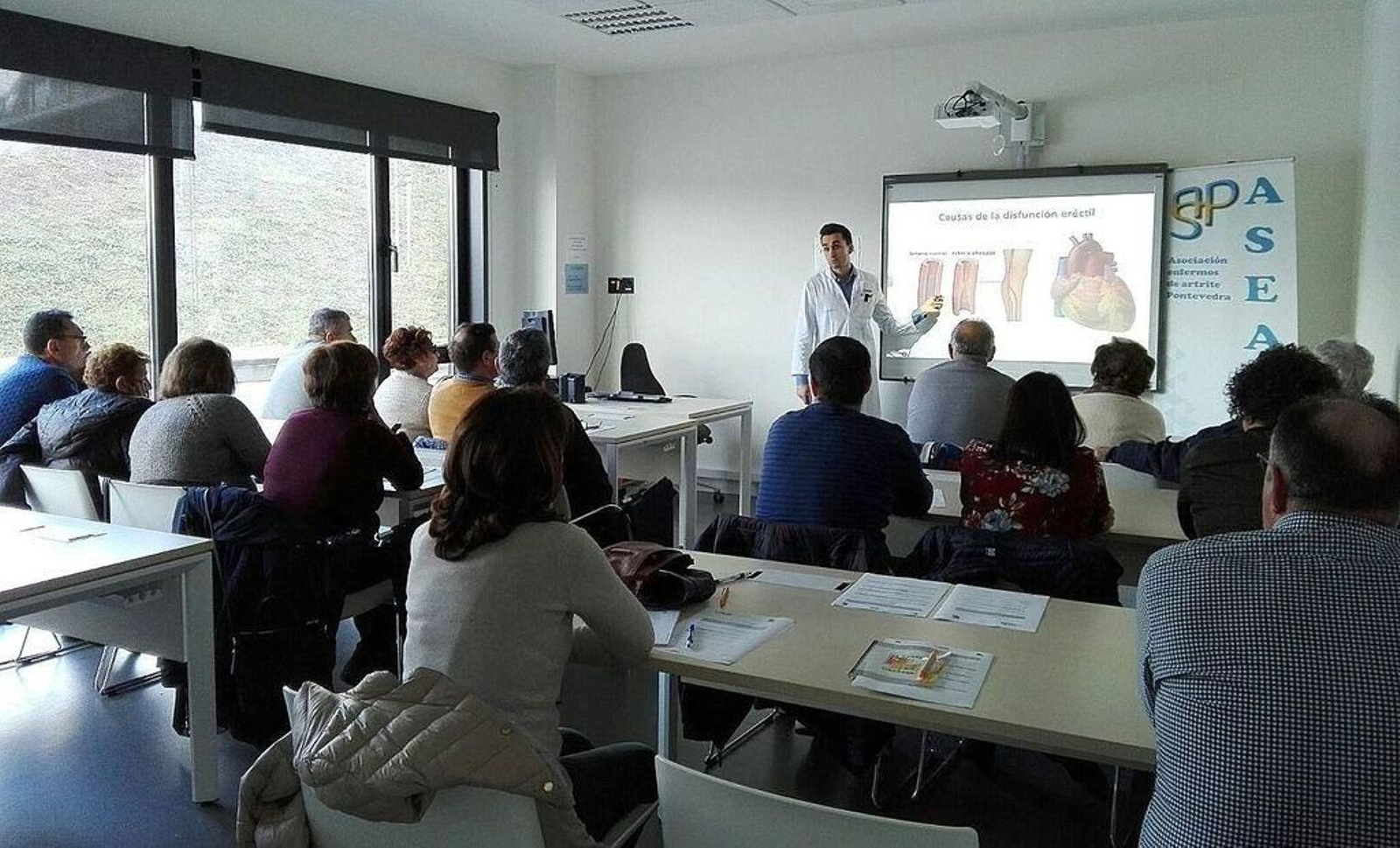 El urólogo Rubén Montero, durante el taller de debate en el Hospital Álvaro Cunqueiro.