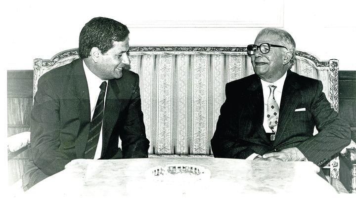 Alfonso S. Palomares charla con el presidente Joaquín Balaguer en el Palacio Nacional de la República Dominicana (Santo Domingo).