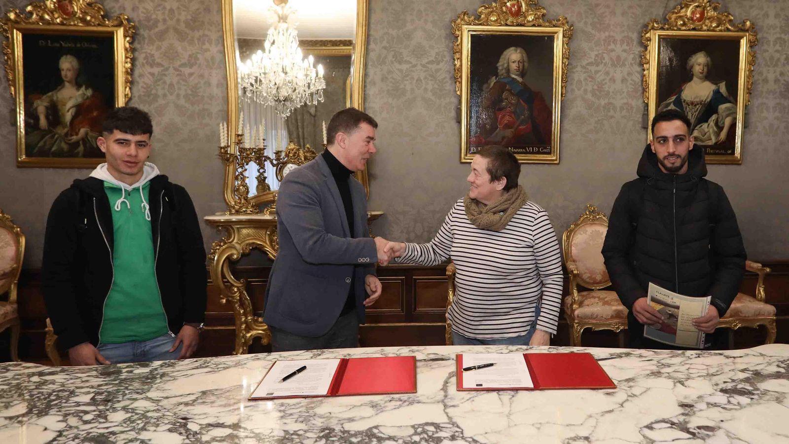 Hamsa y Ranzi junto al consejero Santos y la coordinadora de ELKARTE, Idoia Gárate en la firma del convenio