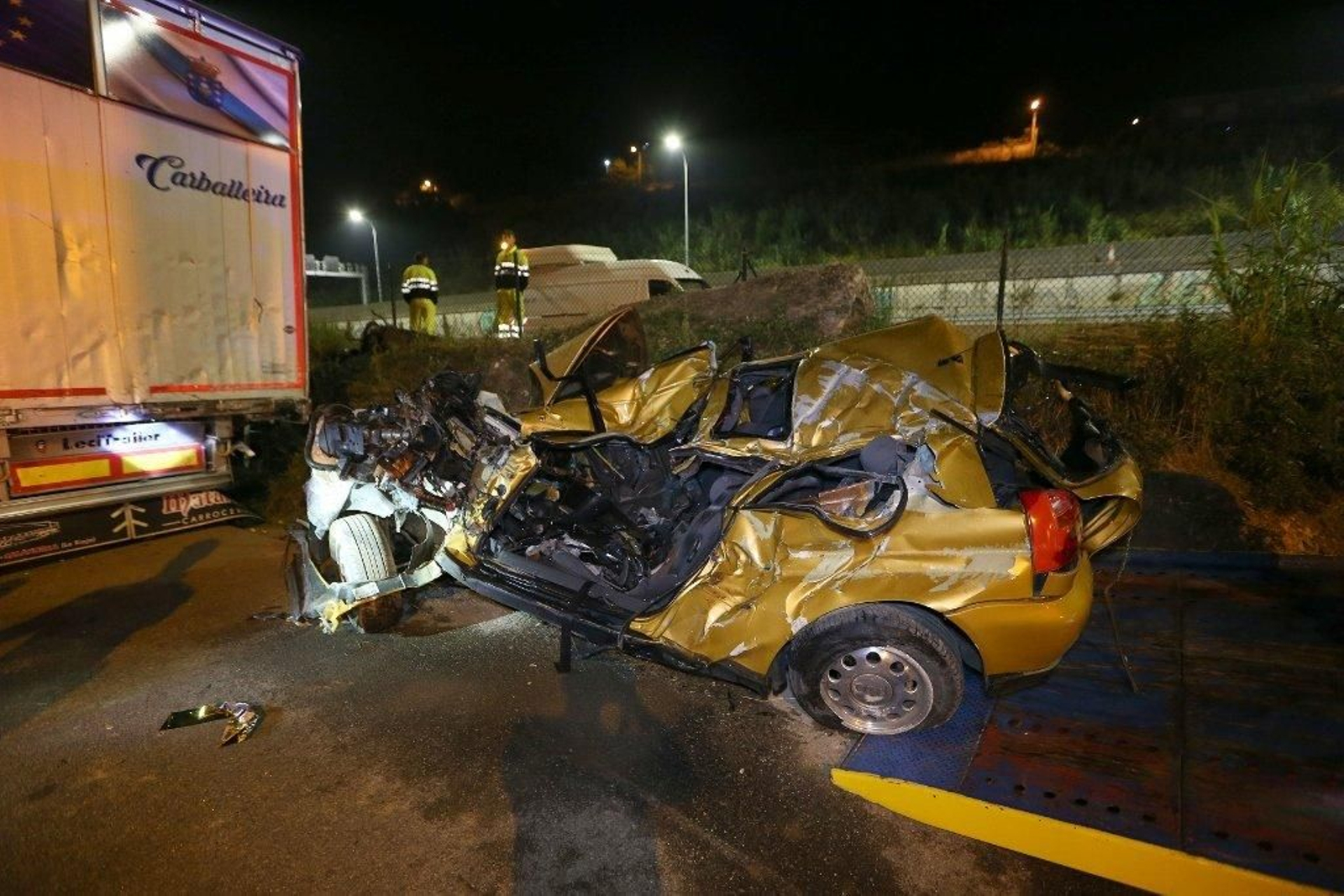 Muere un conductor tras chocar su coche contra un camión aparcado en Chapela // Alberte