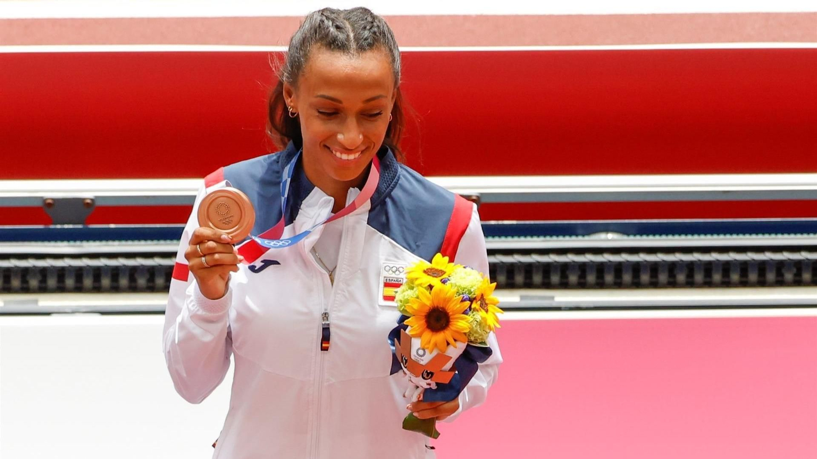 Ana Peleteiro posa con la medalla de bronce.