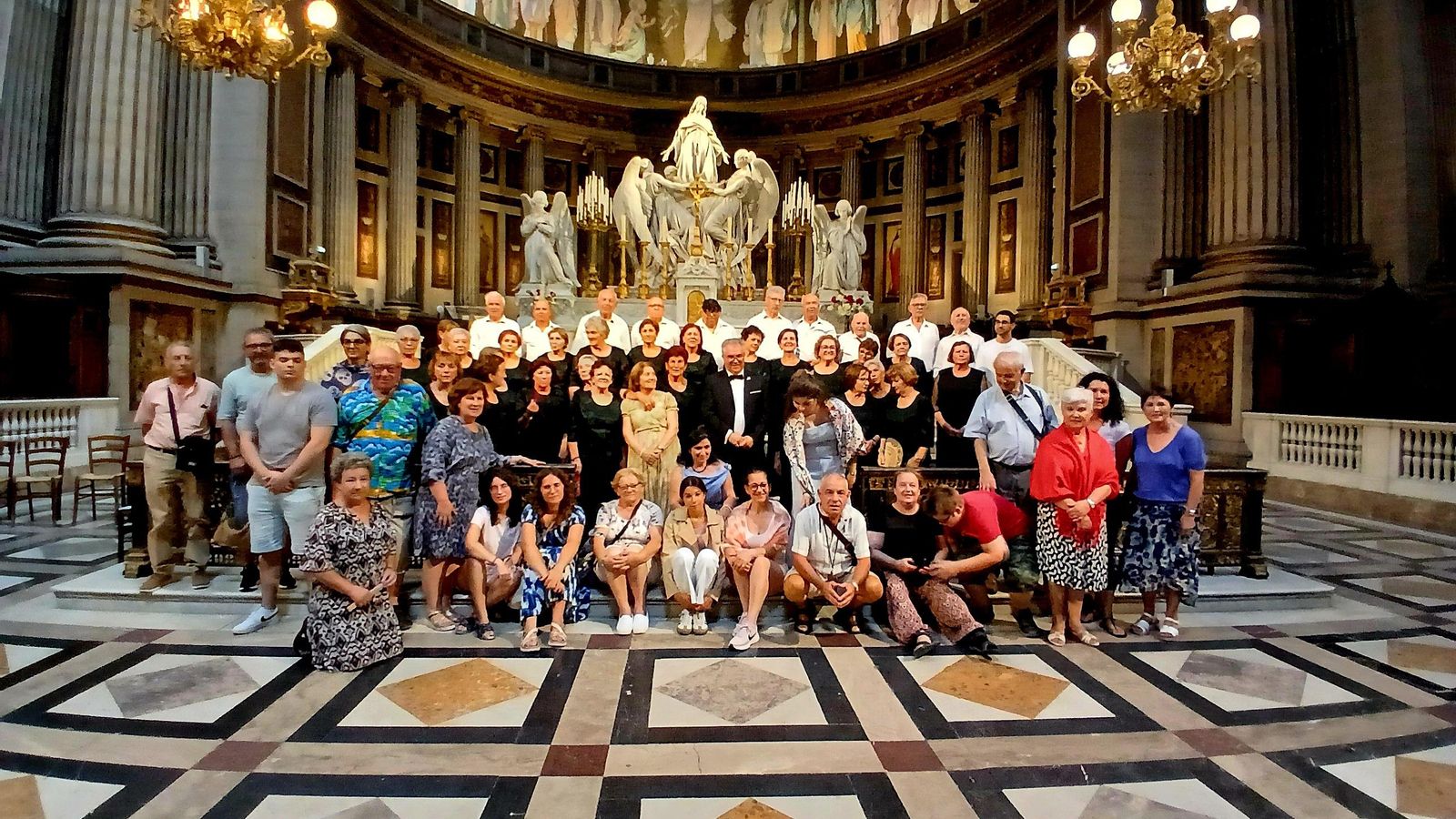 Los miembros de la coral durante su visita a la capital francesa