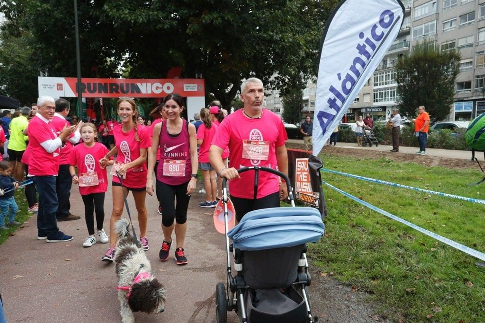 El color rosa abarrotó la Avenida de Castelao - JV Landín 045