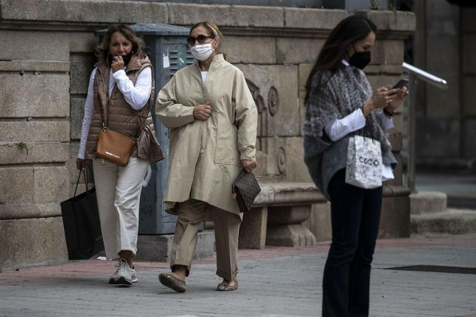 La ropa de abrigo ya se instauró entre los vecinos de la ciudad (ÓSCAR PINAL).