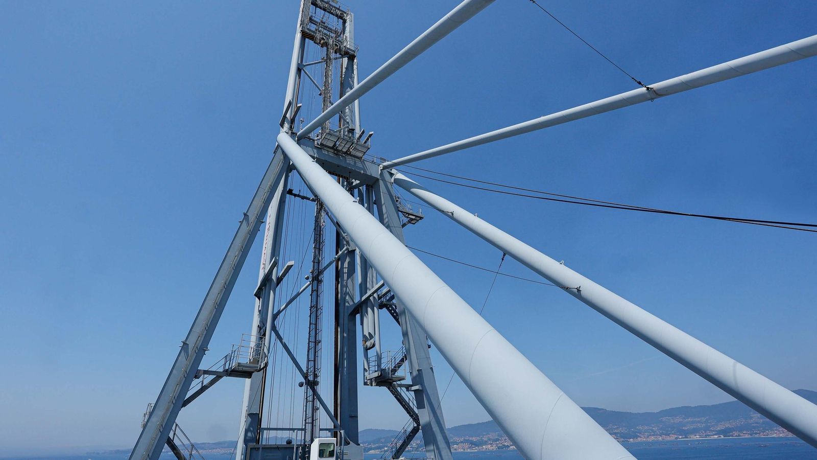 Galería | Una supergrúa de 110 metros se instala en Guixar