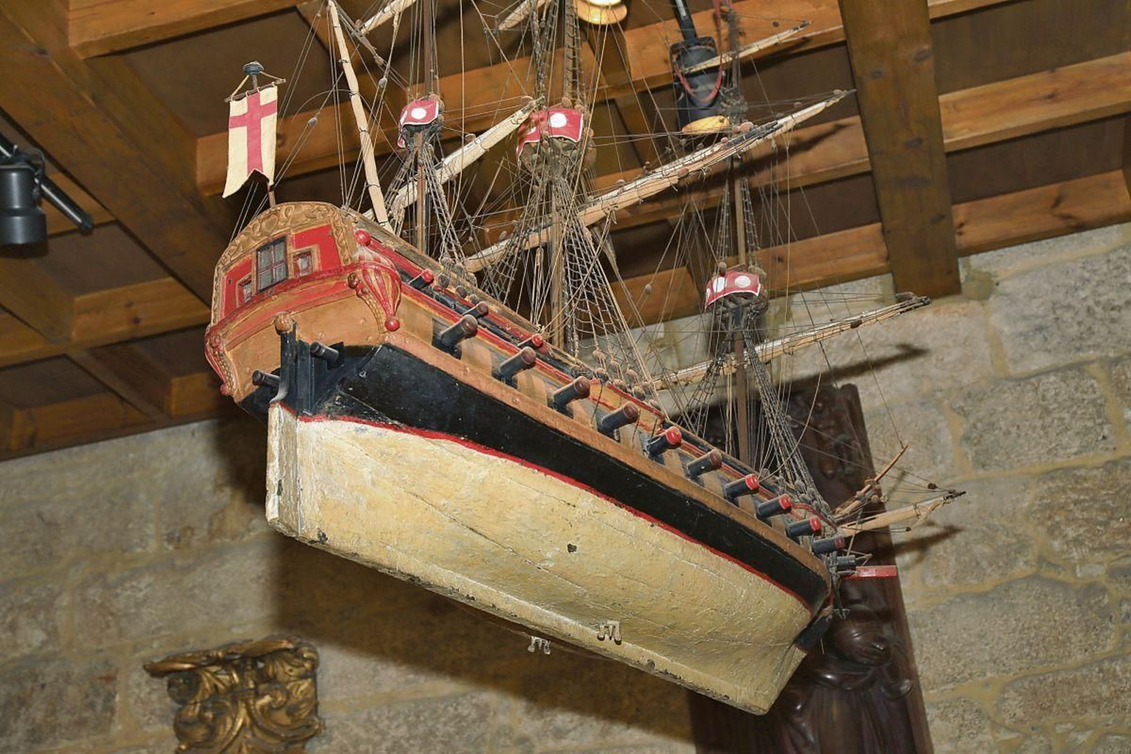 Exvoto marinero.  Exvoto (ofrenda) de un barco al Santo Cristo en la catedral de una provincia sin mar. Situado en el Museo Catedralicio, igual que la Cruz Preciosa, representa una embarcación del siglo XVIII.