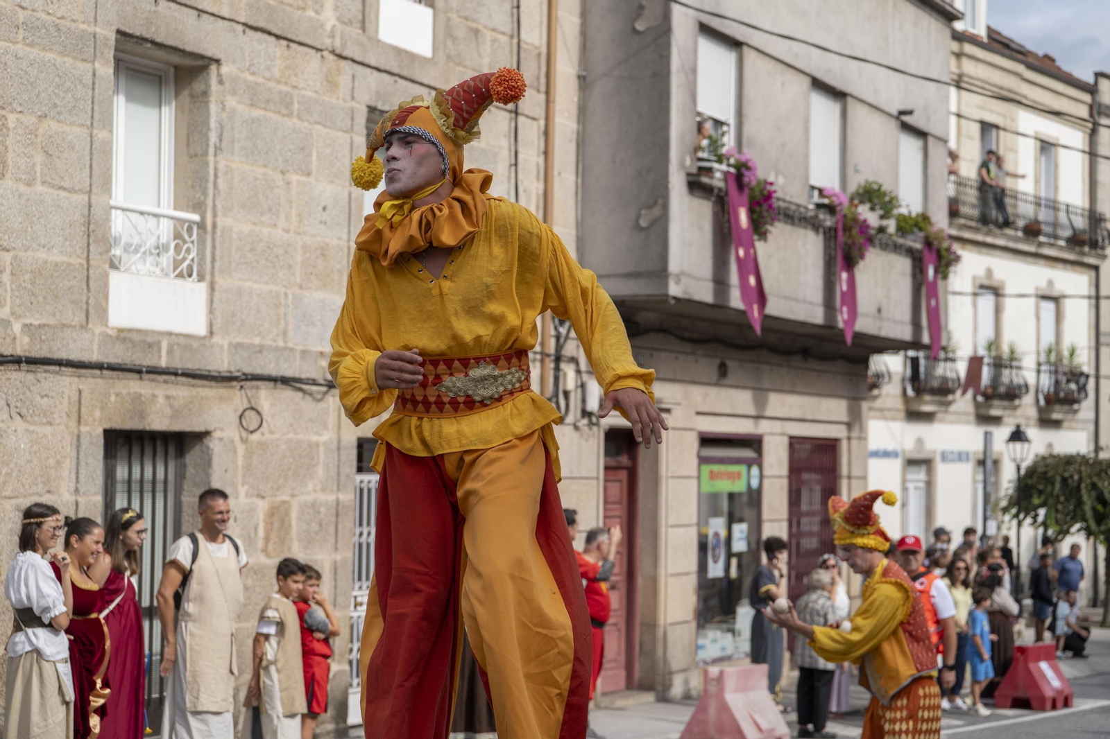 Galería | Reyes, clero, doncellas y caballeros desfilan por las calles de Ribadavia en la Festa da Istoria