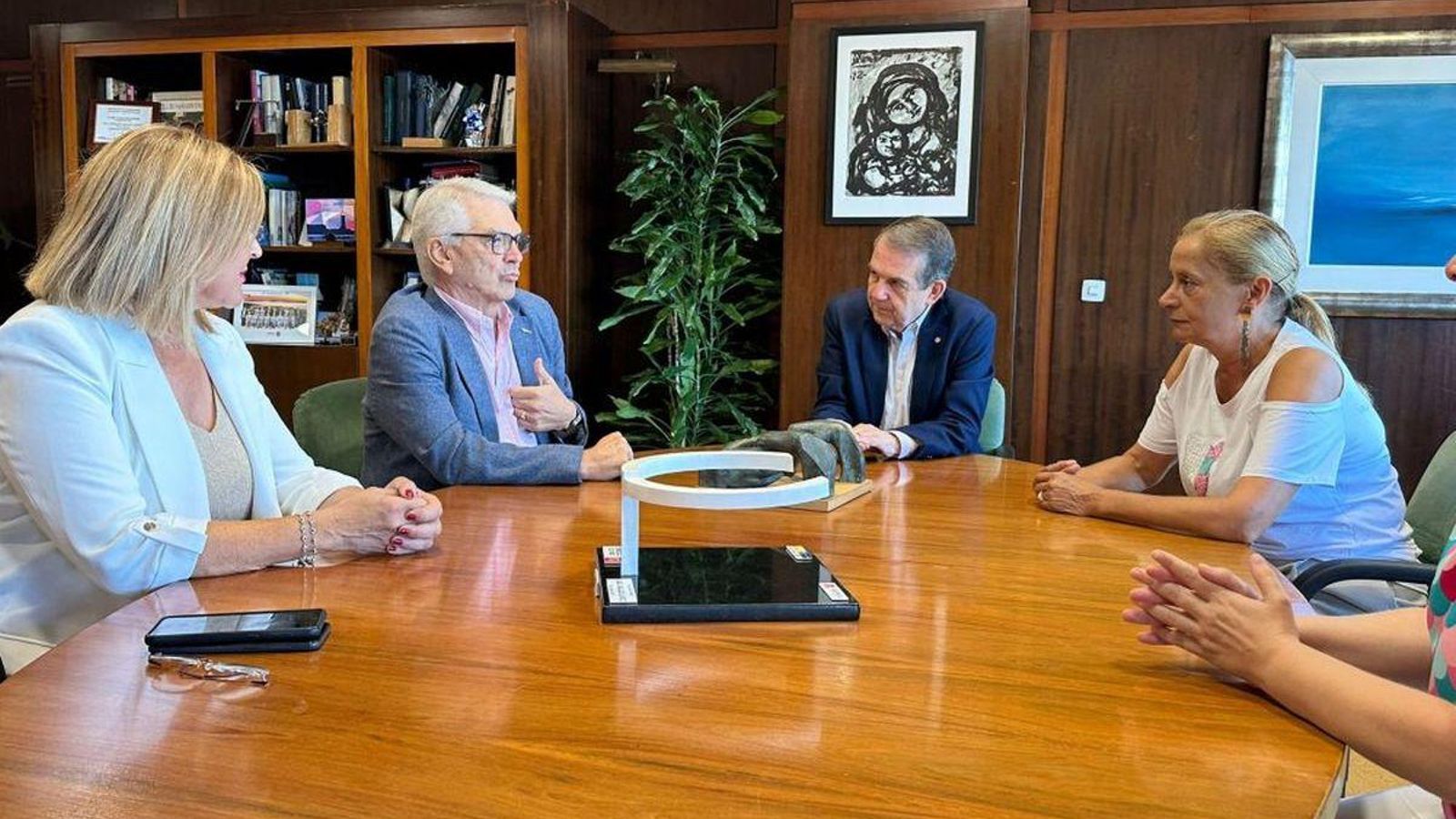 Iván Martínez reunido ayer con Caballero, Carmela Silva y Yolanda Aguiar.