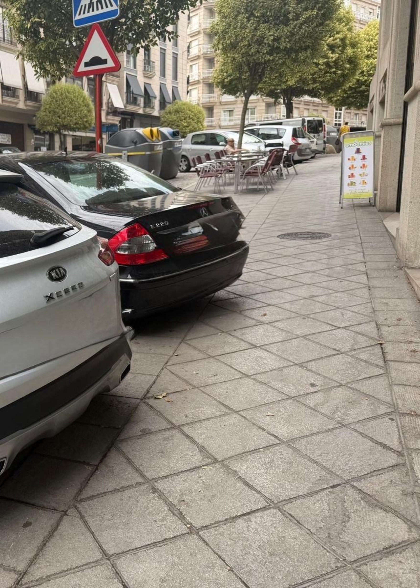 Dicultando el paso de los peatones