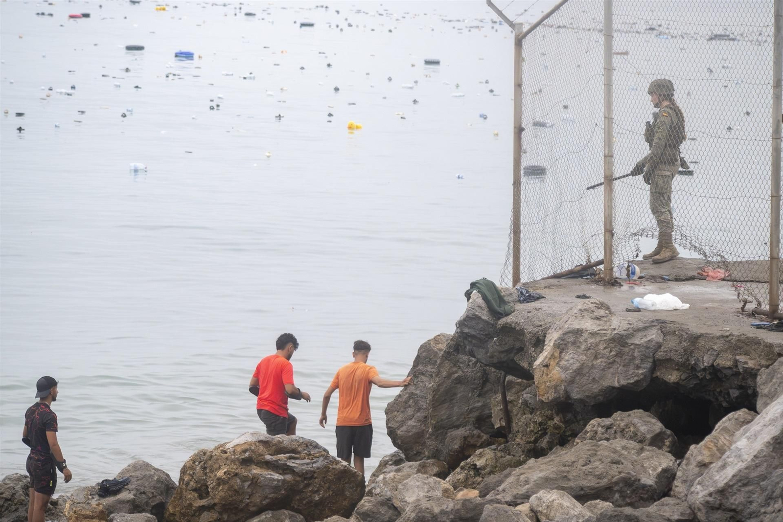 Galería | Miles de marroquíes cruzan a Ceuta en el segundo día de la crisis migratoria, en fotos