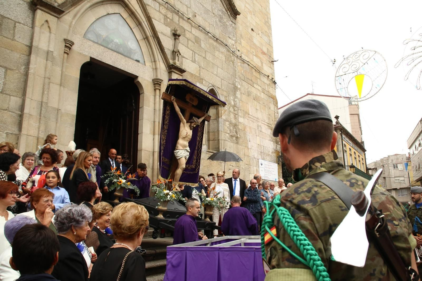 Imagen del Cristo saliendo en procesión de la iglesia de Santa María.