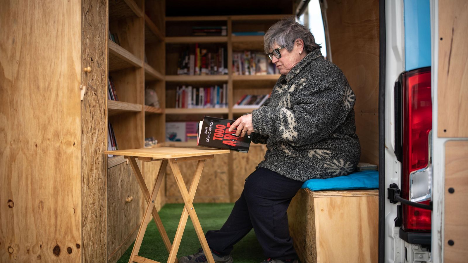 María Angels cun libro estrenando a fugoteca. (Óscar Pinal)
