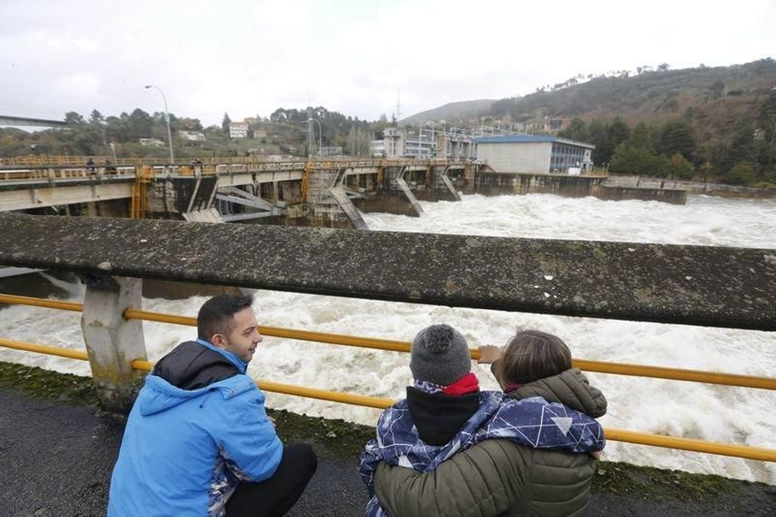 La gente observa el temporal en Oira.
