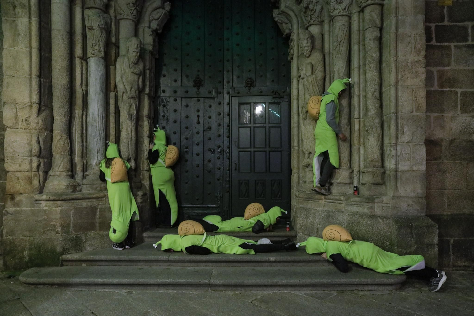 Galería | La ciudad respira Entroido en todas sus calles a la espera del desfile