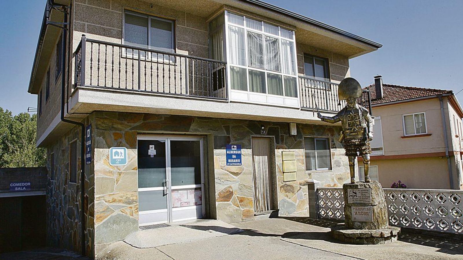 El “Albergue da Rosario” en Campobecerros, en un tramo de la Vía da Prata.