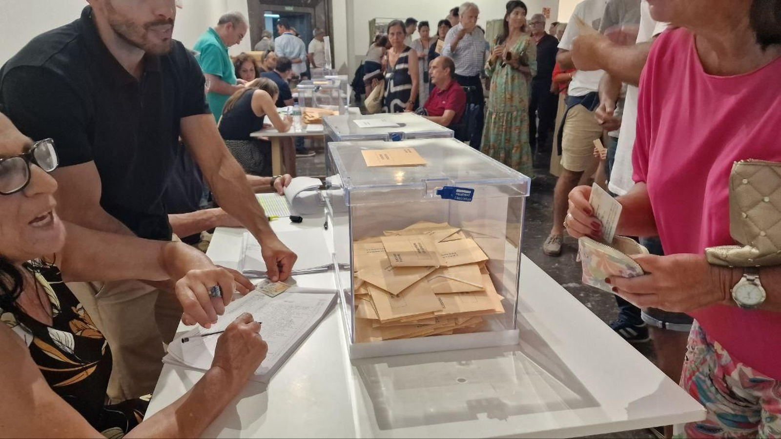 Gente votando en la Casa de las Artes. // J.V. Landín