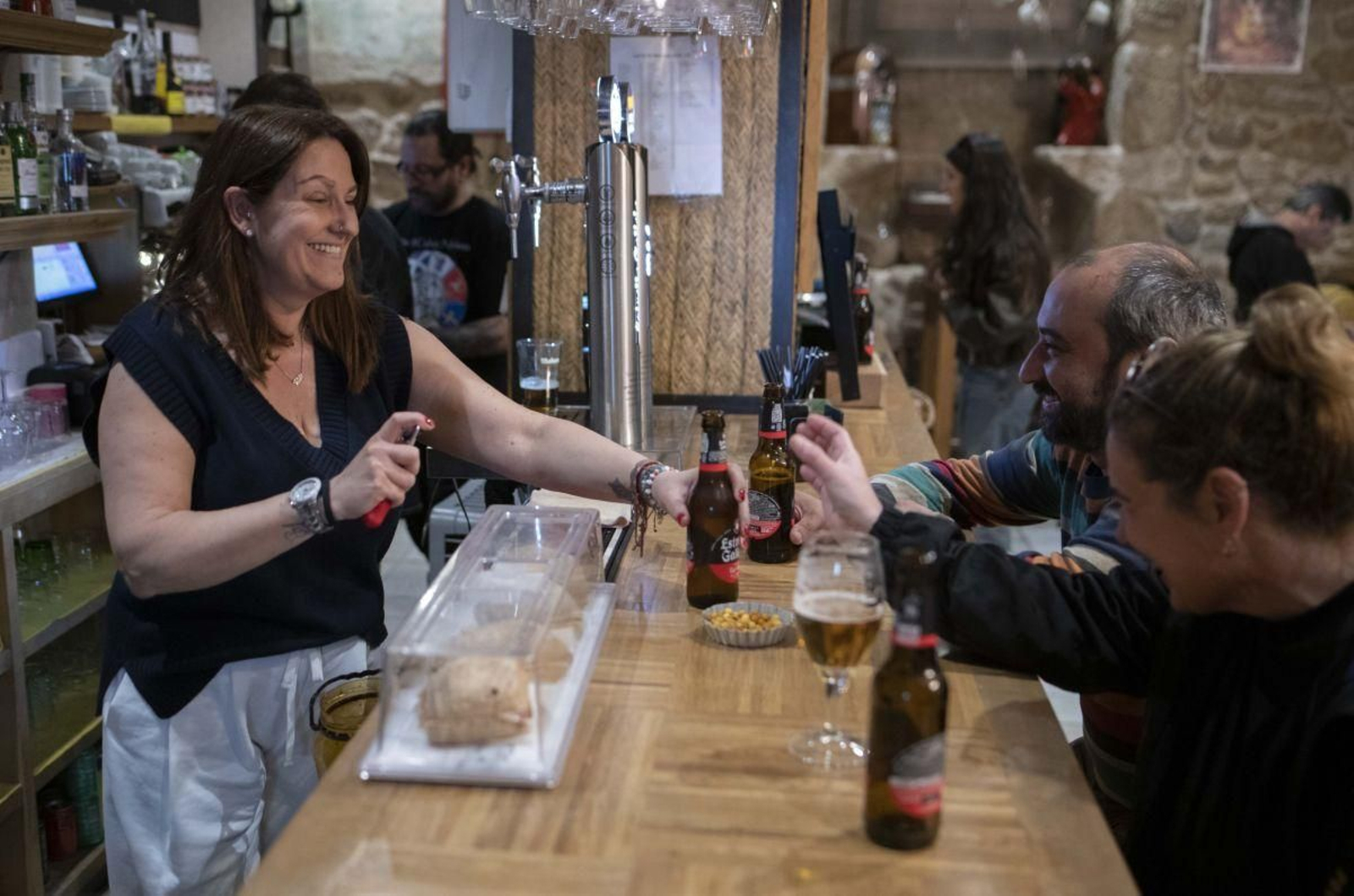 Una mujer, en plena jornada laboral, como camarera.