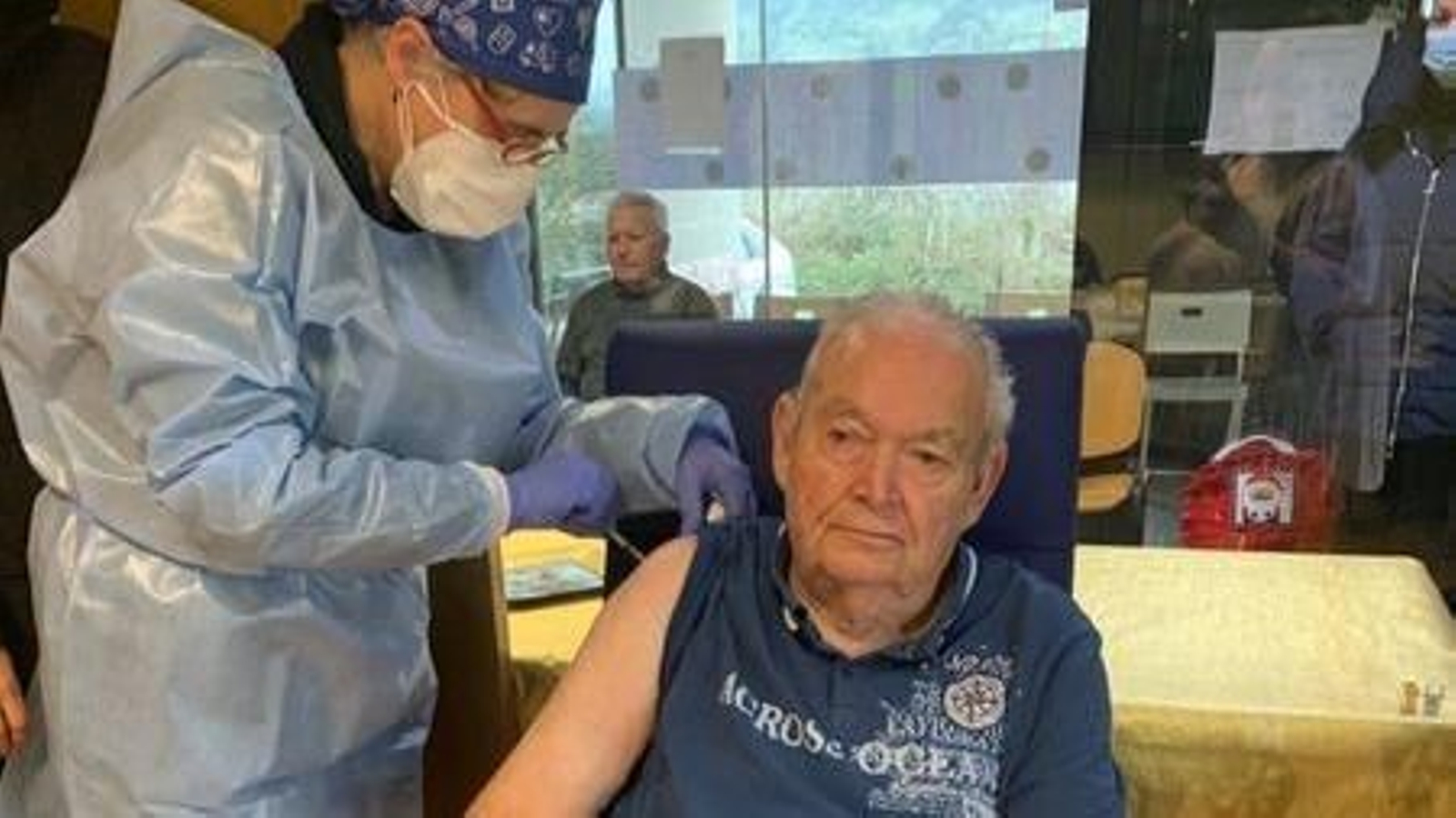 Una enfermera vacuna a Vicente Paz, usuario de la Vivienda Comunitaria de Castrelo de Miño.