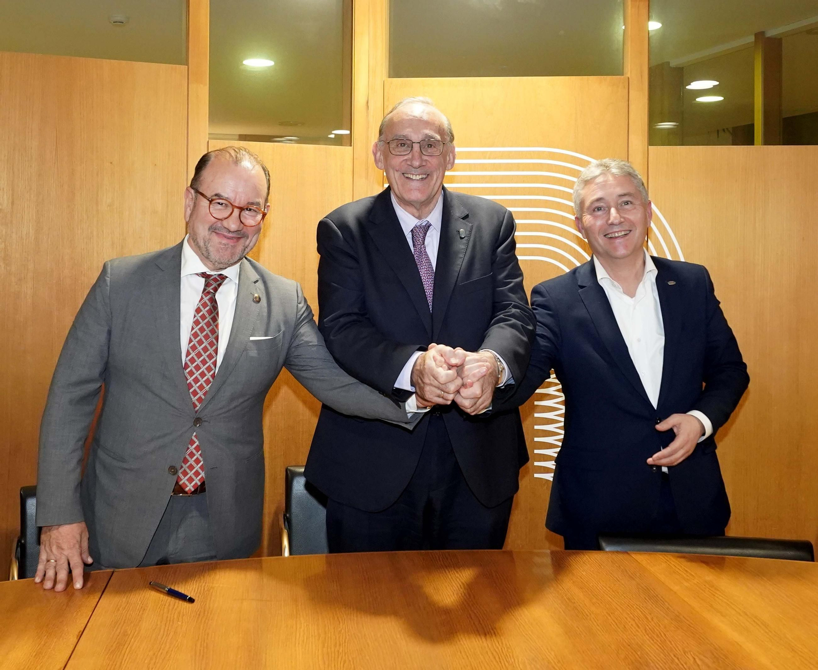 Antonio López (USC), Manuel Reigosa (UVigo) y Ricardo Cao (UDC) posan en el despacho del rector vigués tras sellar el acuerdo, ahora fallido.