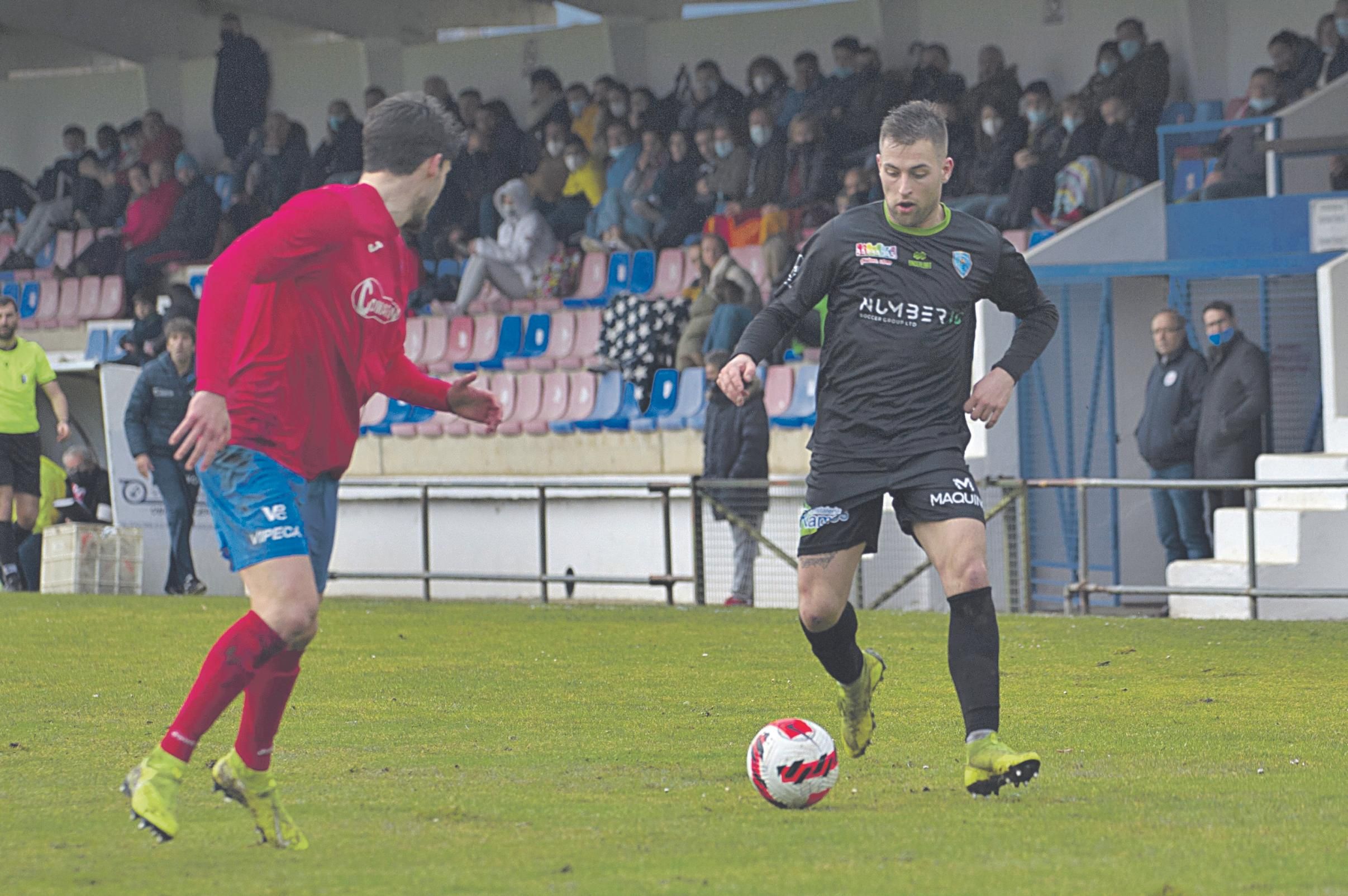 Rivero, del Barbadás, aguanta el balón ante el verinés Vilachá, en el José Arjiz. (MARTIÑO PINAL)