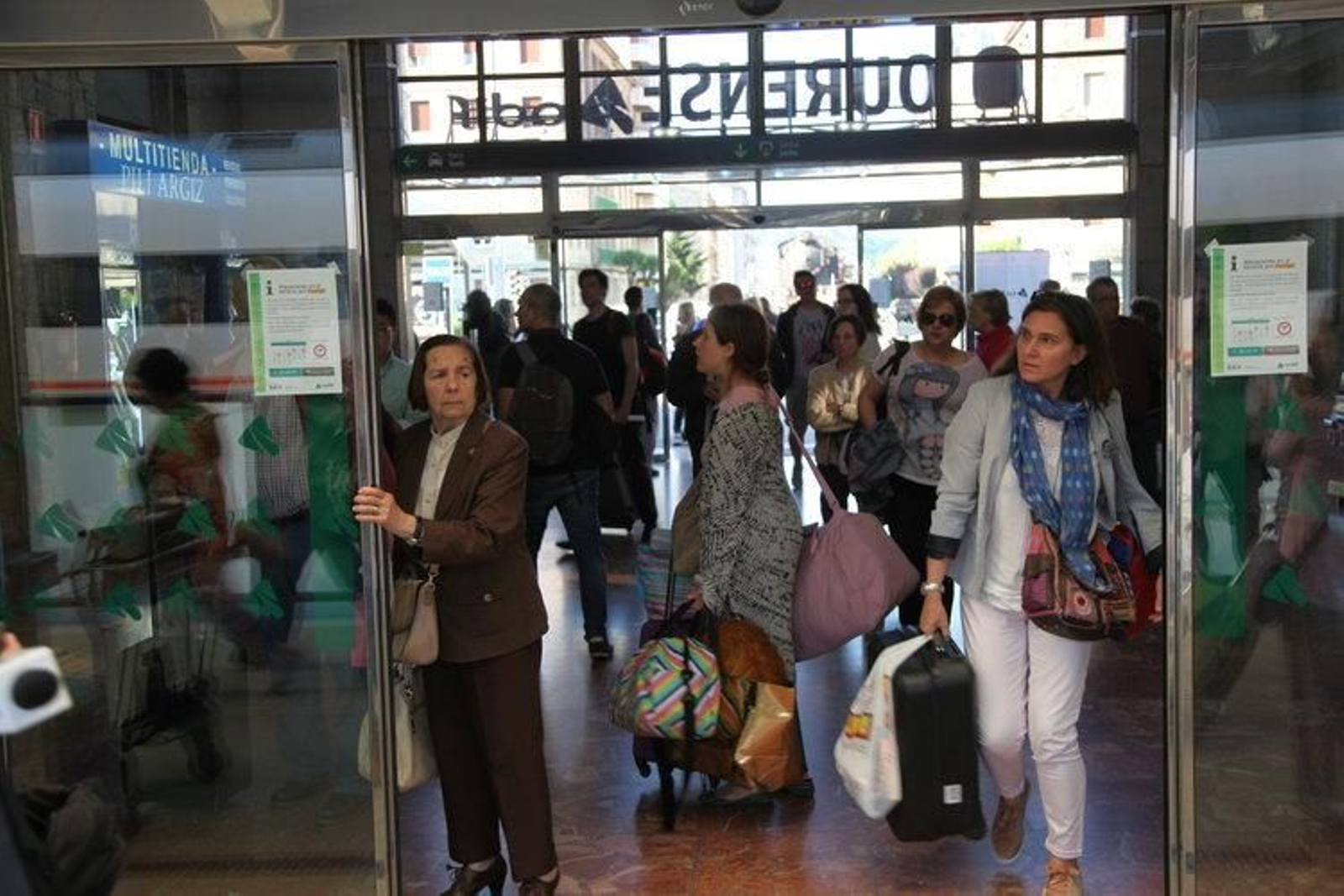 Viajeros entrando a la estación