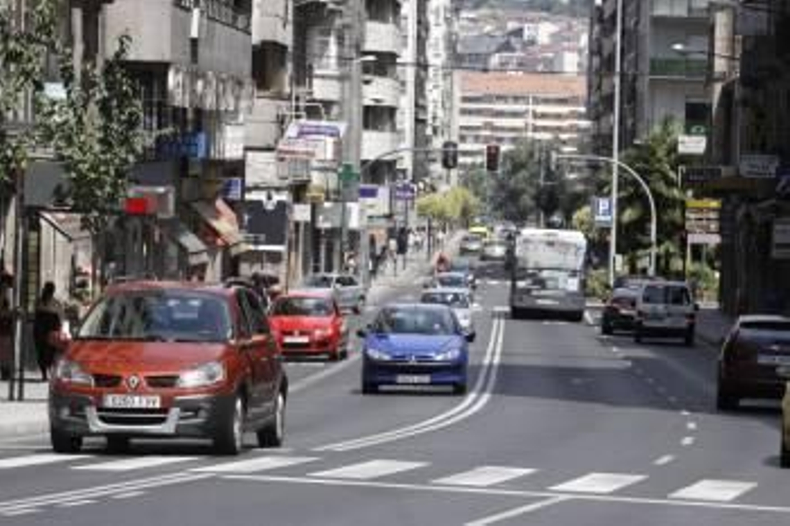 Coches circulando por la calle Progreso. (Foto: XESÚS FARIÑAS)