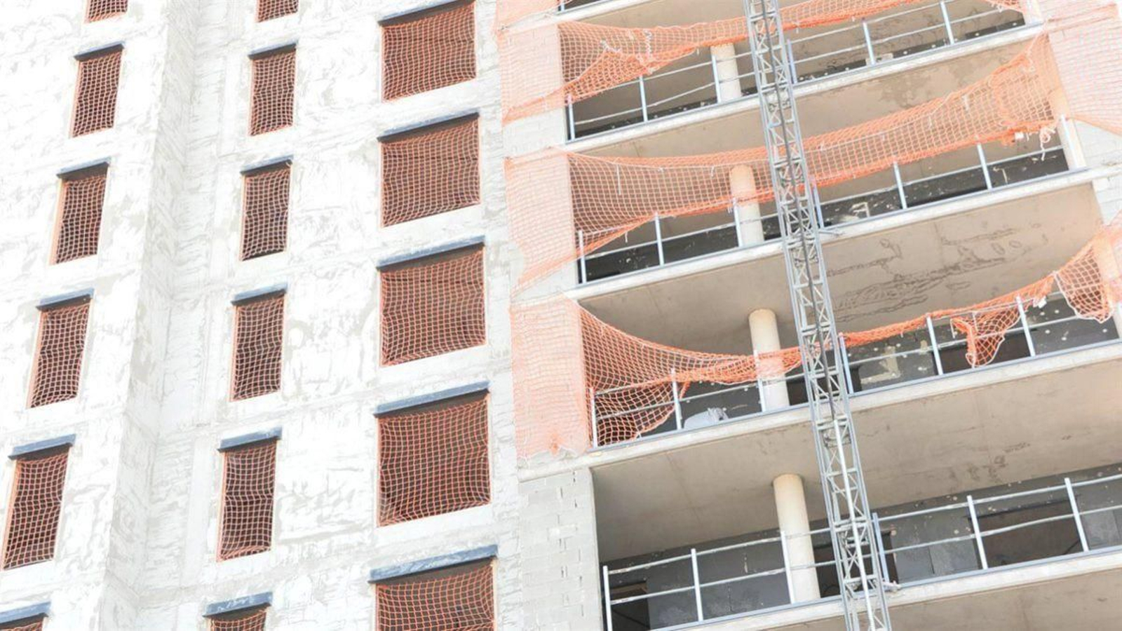 Fachada de una vivienda en construcción en Alicante.