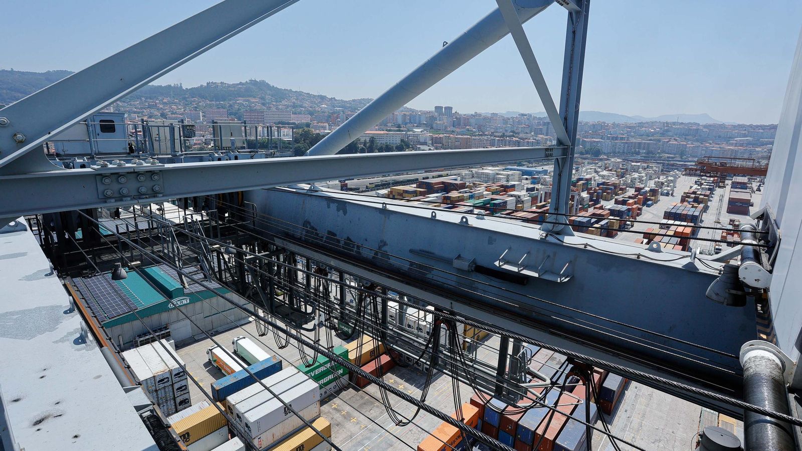 Galería | Una supergrúa de 110 metros se instala en Guixar