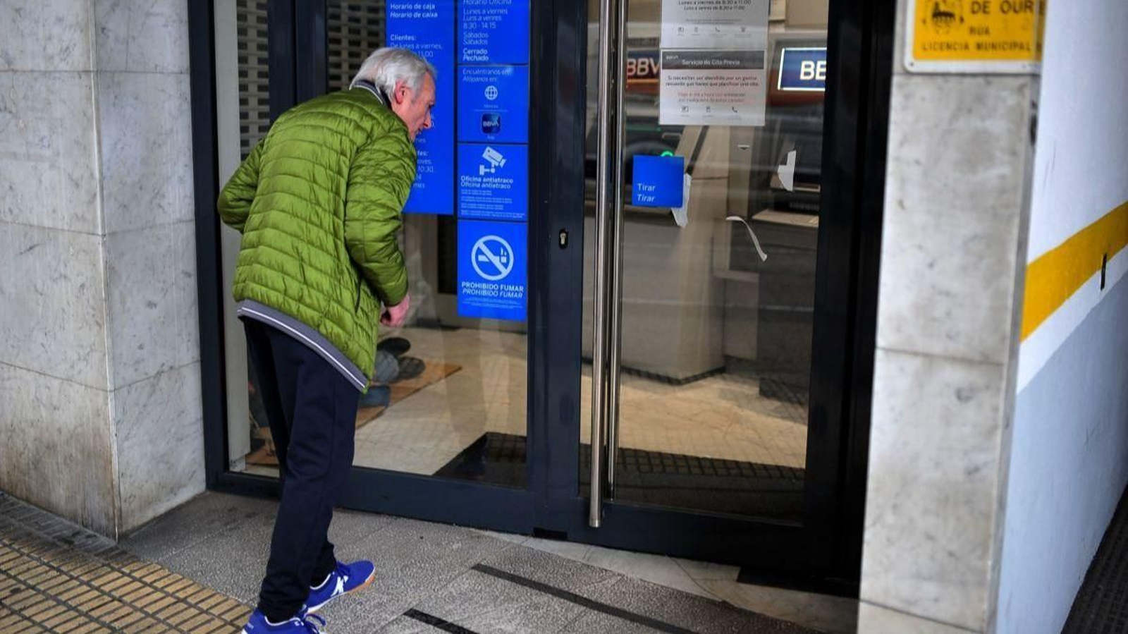 Un ourensano entra en una entidad bancaria de la ciudad.