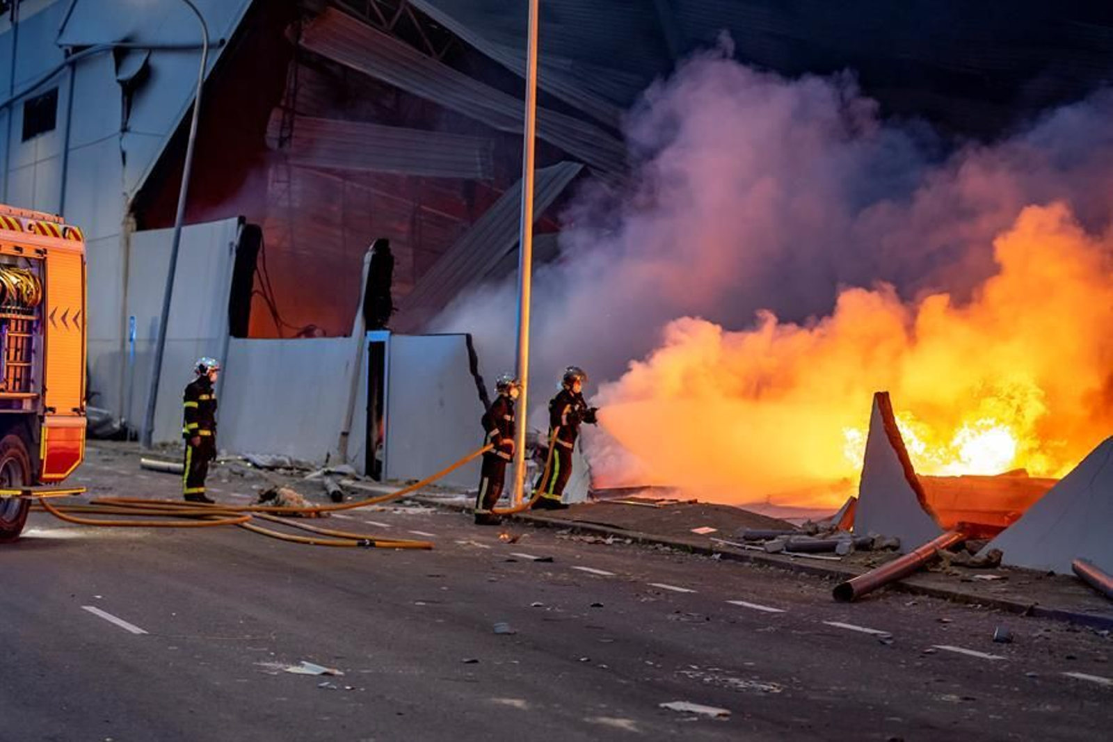 Varios bomberos se esfuerzan en controlar las llamas de un incendio en polígono industrial de Seseña, Toledo