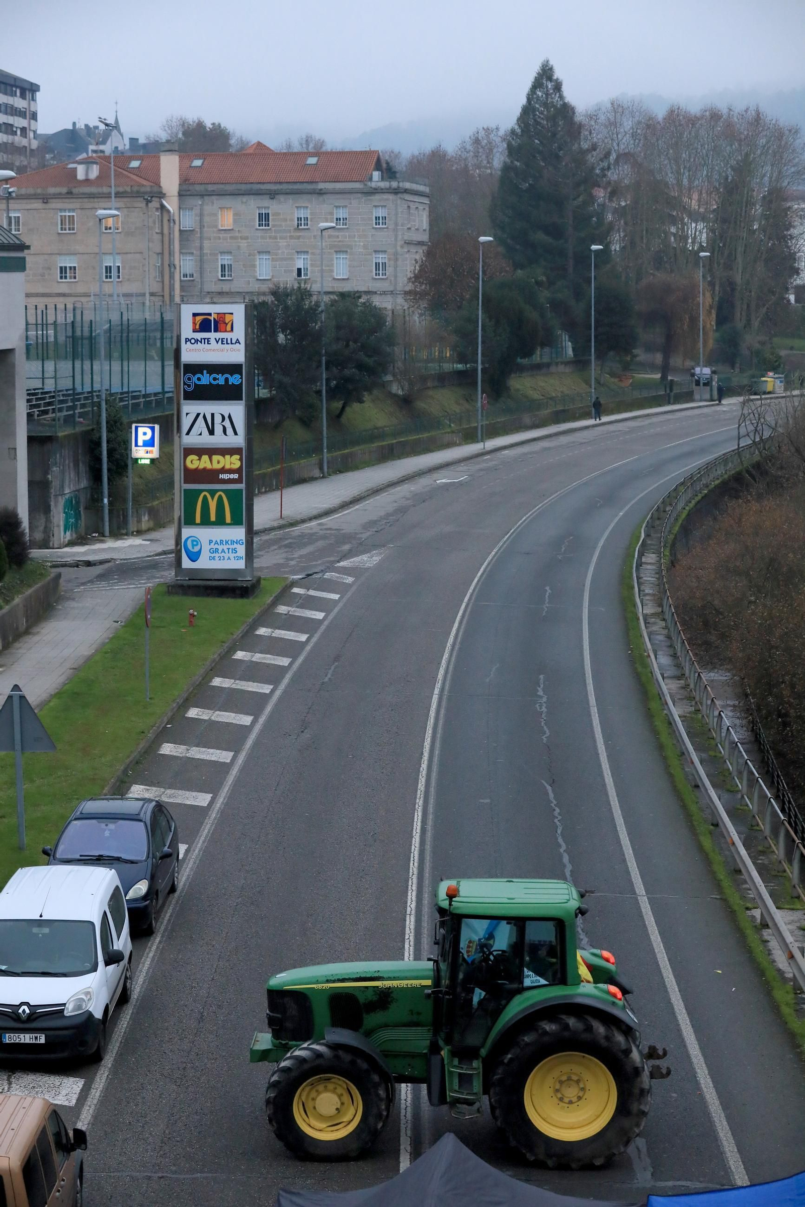 Galería | Largas hileras de tractores bloquean la N-120 en Ourense, en el cuarto fin de semana de protestas