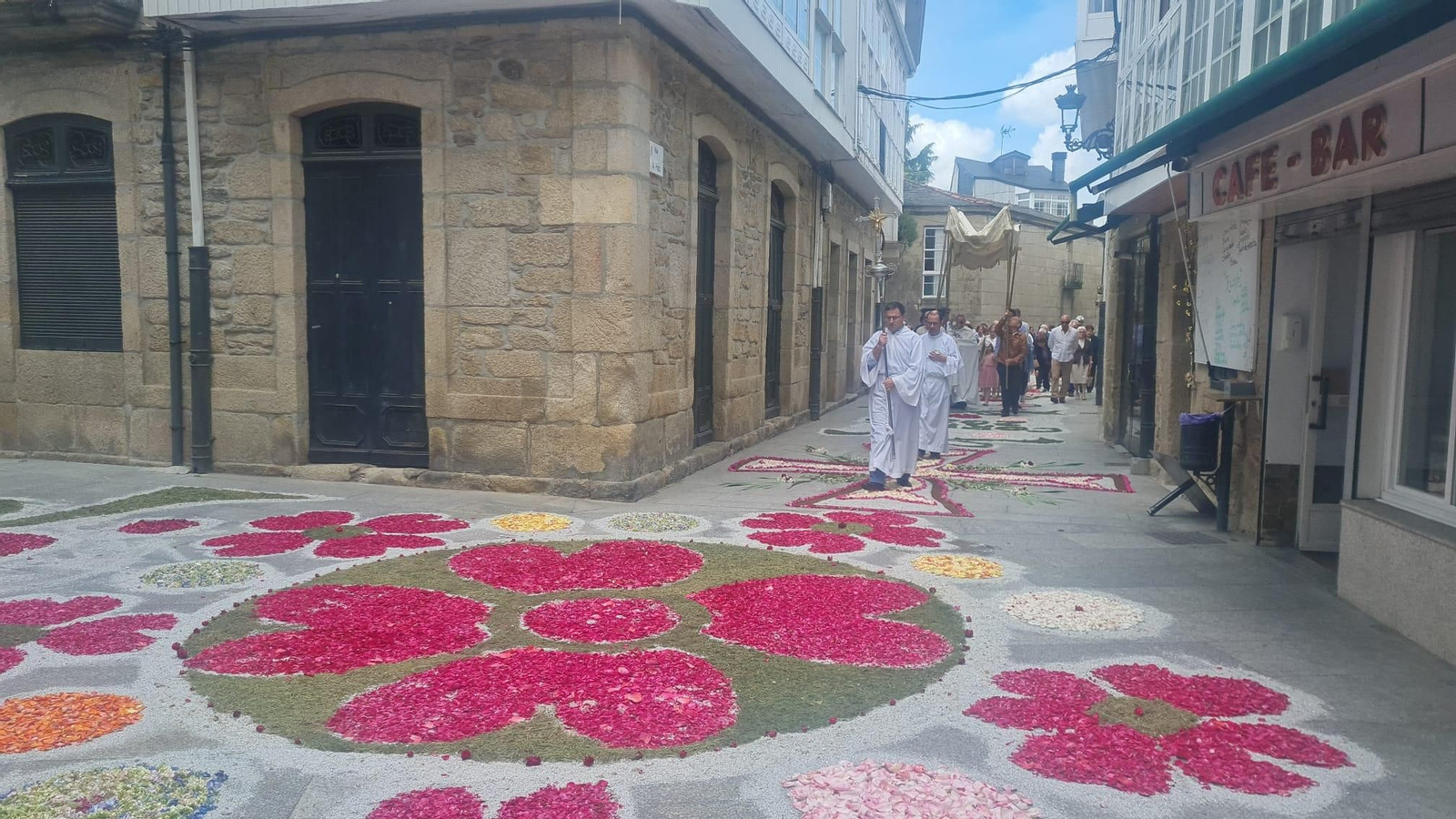 Un momento de la procesión del Corpus Christi en Trives.