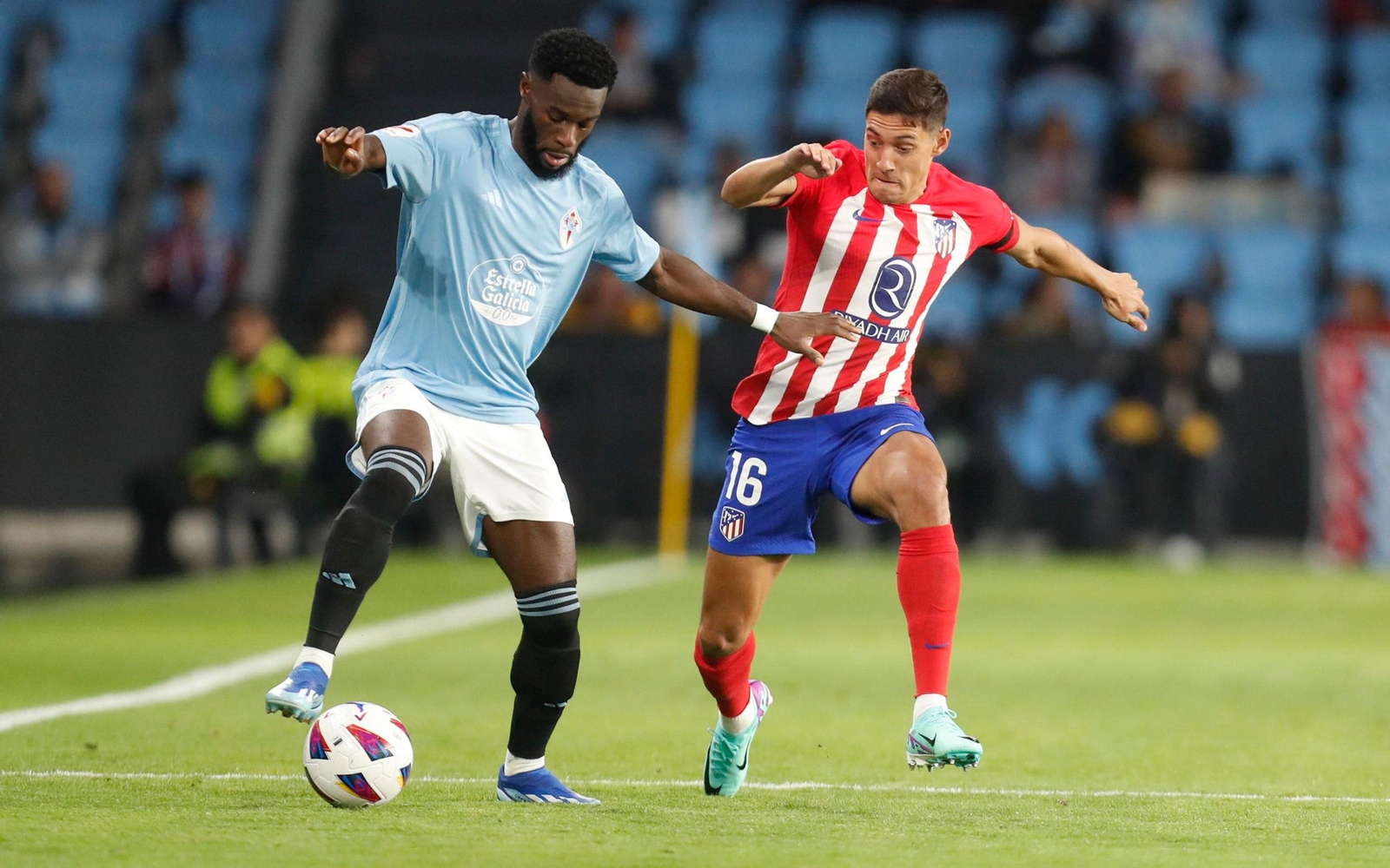 Partido entre el Celta y el Atlético de Madrid. // J.V. Landín