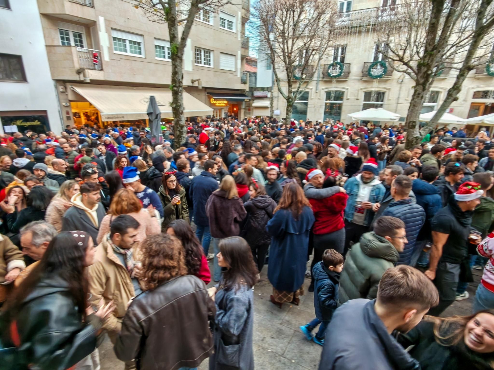 El Casco Vello de Vigo se llena en Tardebuena para brindar con familia y amigos