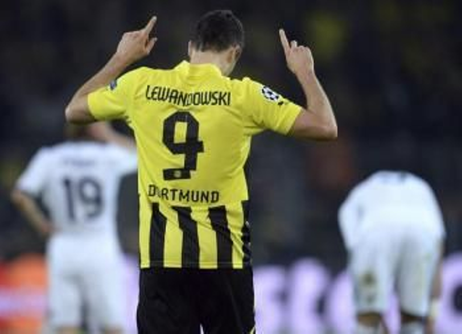 El delantero polaco del Borussia Dortmund, Robert Lewandowski celebra su tanto ante el Real Madrid