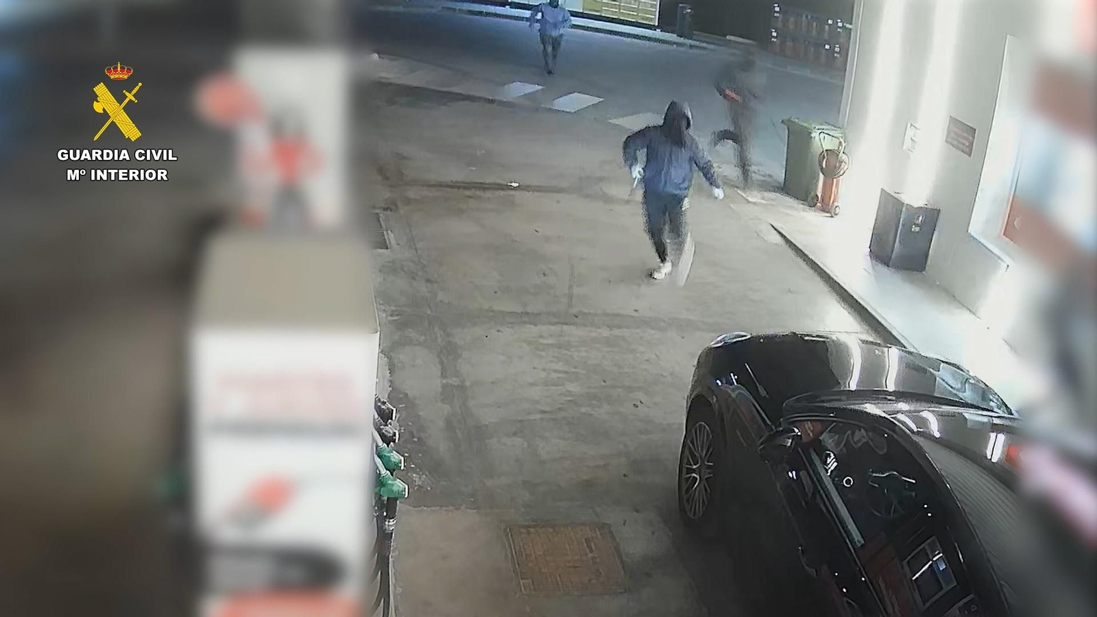 Los sospechosos fueron captados mientras cometían uno de los robos en gasolineras durante la madrugada.