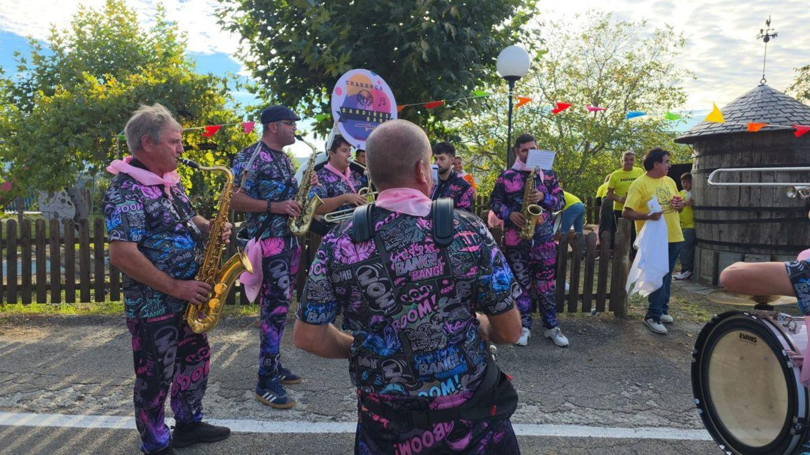 La charanga Bandinhos Band anima la fiesta.