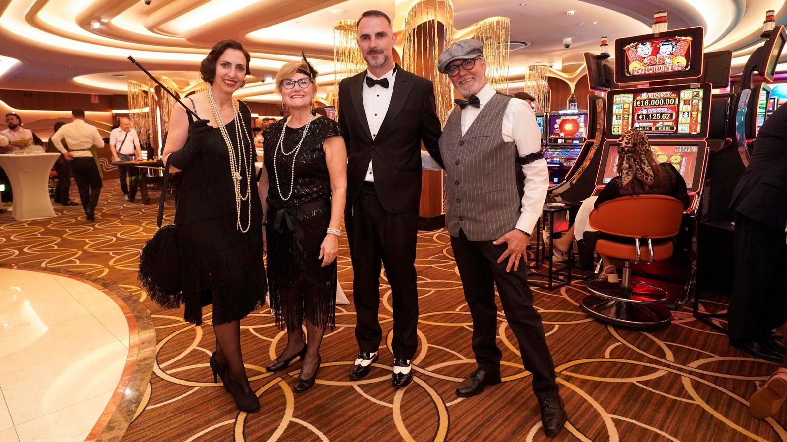 Ines Bastos, Eugenia Peleteiro, Ángel Expósito y Santiago Rocha, miembros de la organización, vestidos a la moda de los años 20 durante el evento.