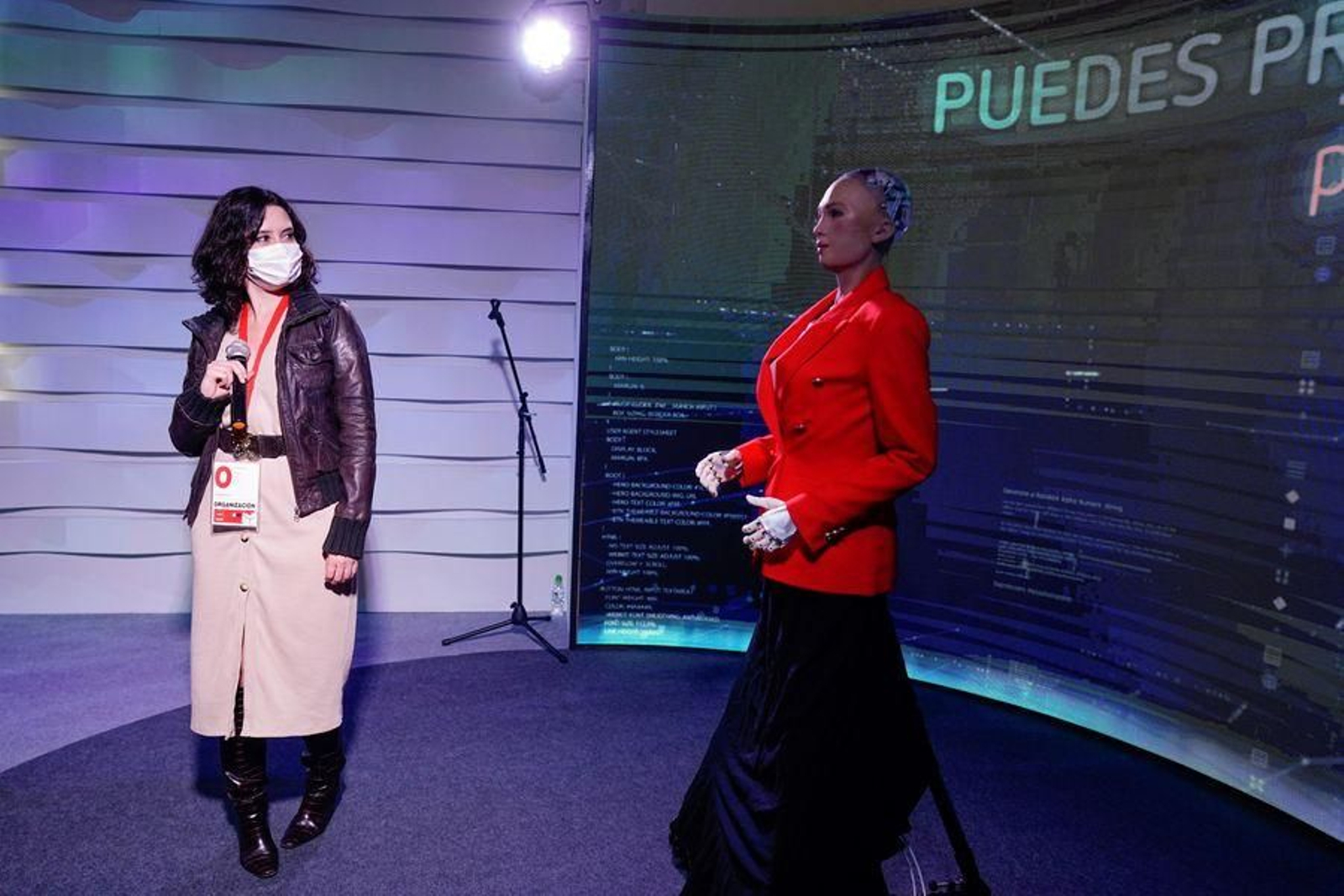 Ayuso, en el Centro de Difusión de Datos, junto al robot Sophia, capaz de interactuar con los periodistas.