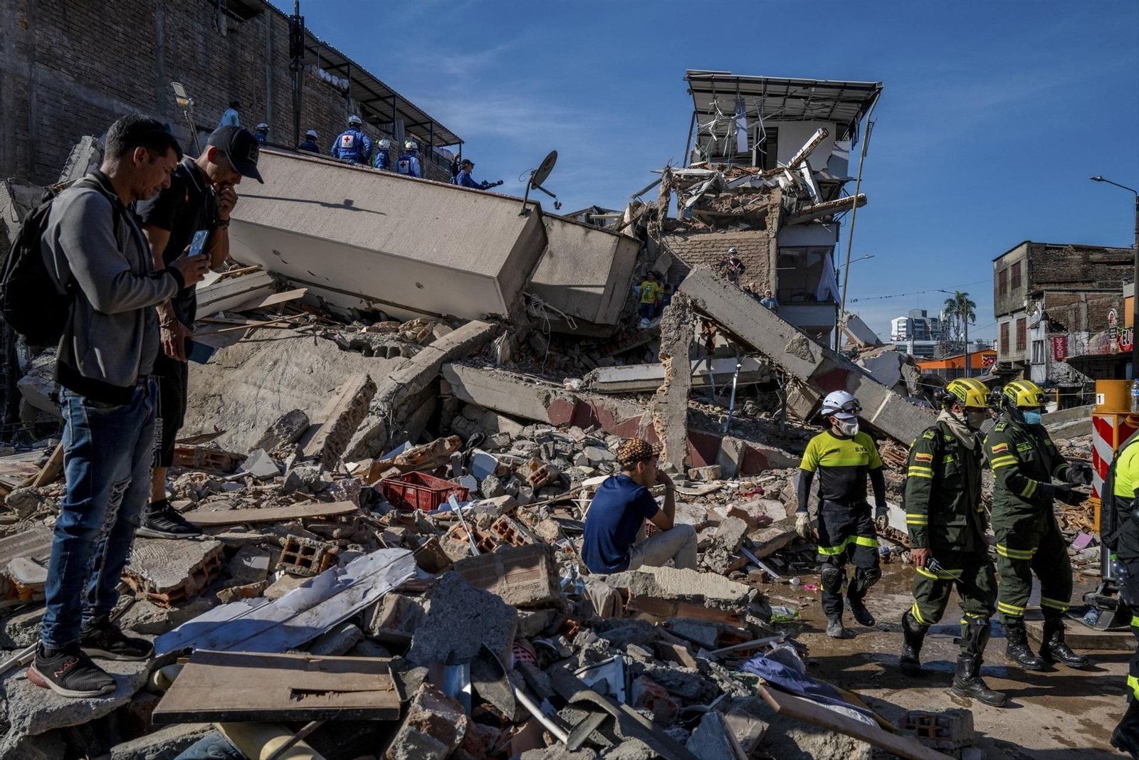 Los equipos de emergencia trabajando en la zona cero