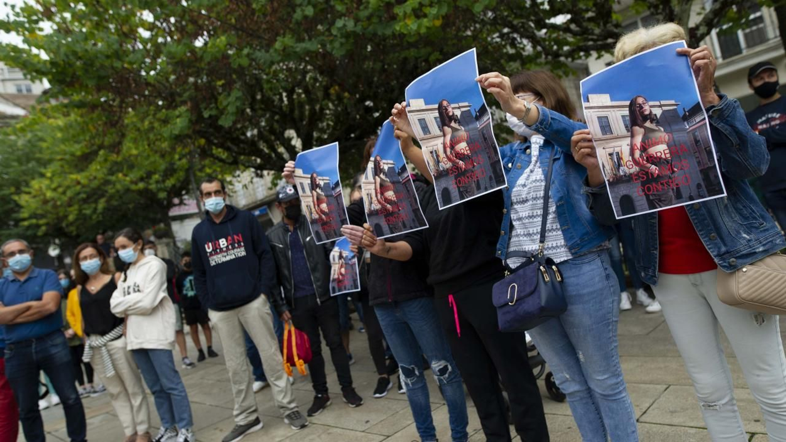 Concentración en la plaza mayor de Carballiño para apoyar a la joven agredida. MARTIÑO PINAL.