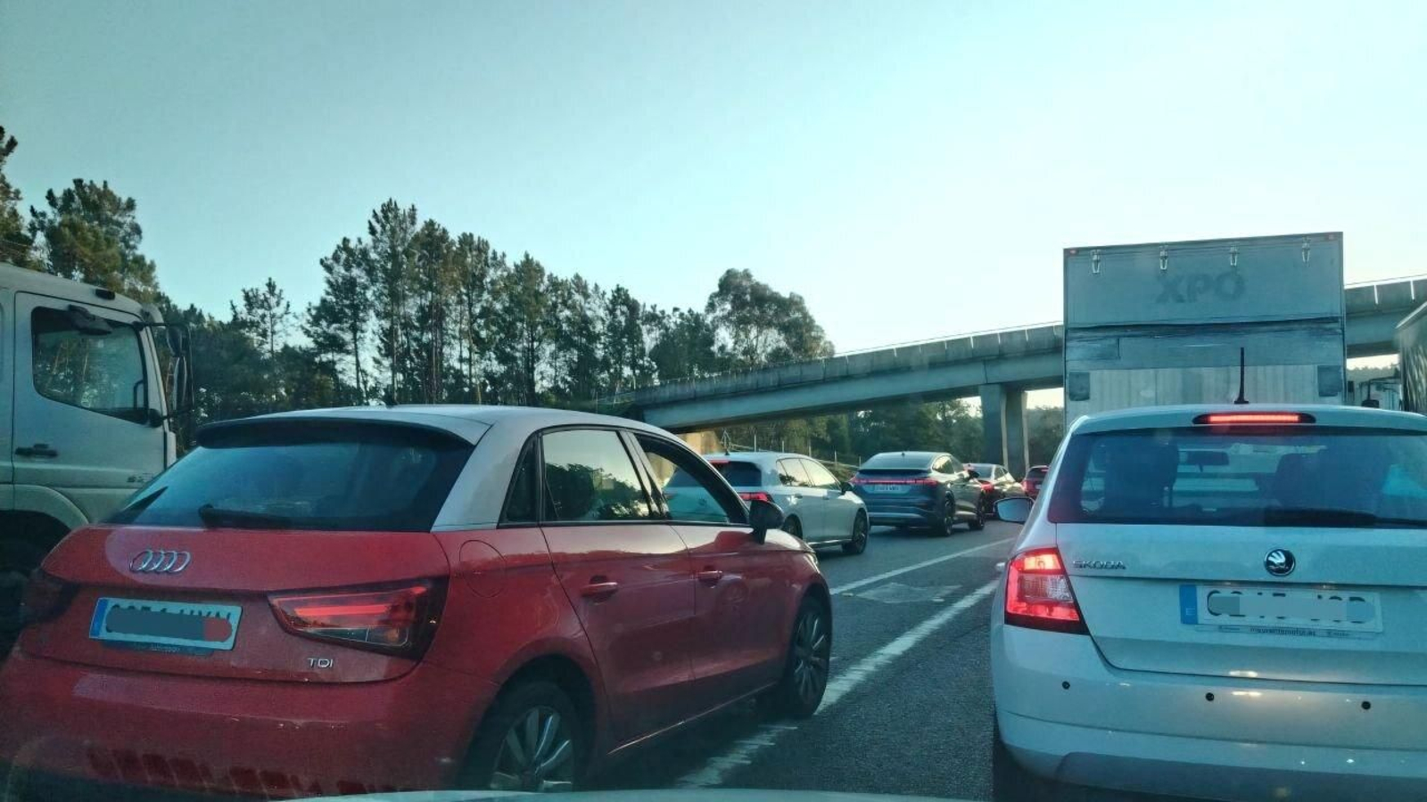 Varios vehículos en el atasco de este lunes en la VG-20.