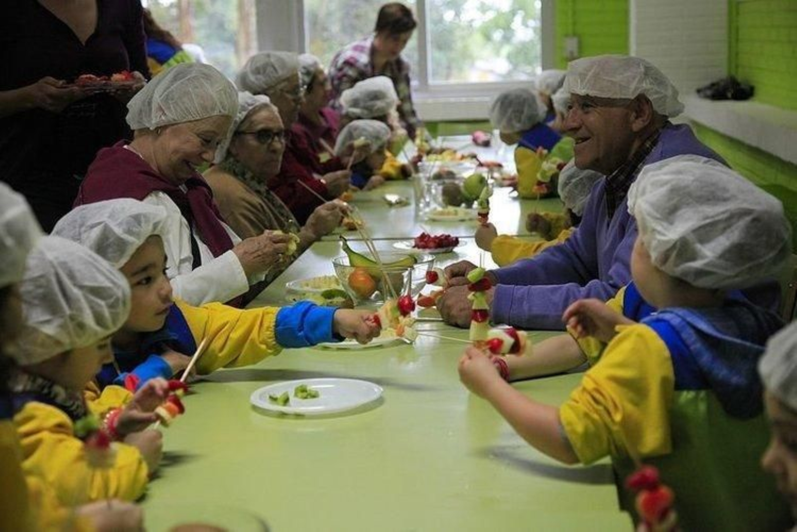 Usuarios de la residencia Casa Grande, con alumnos del Terras de Maside en un proyecto intergeneracional.