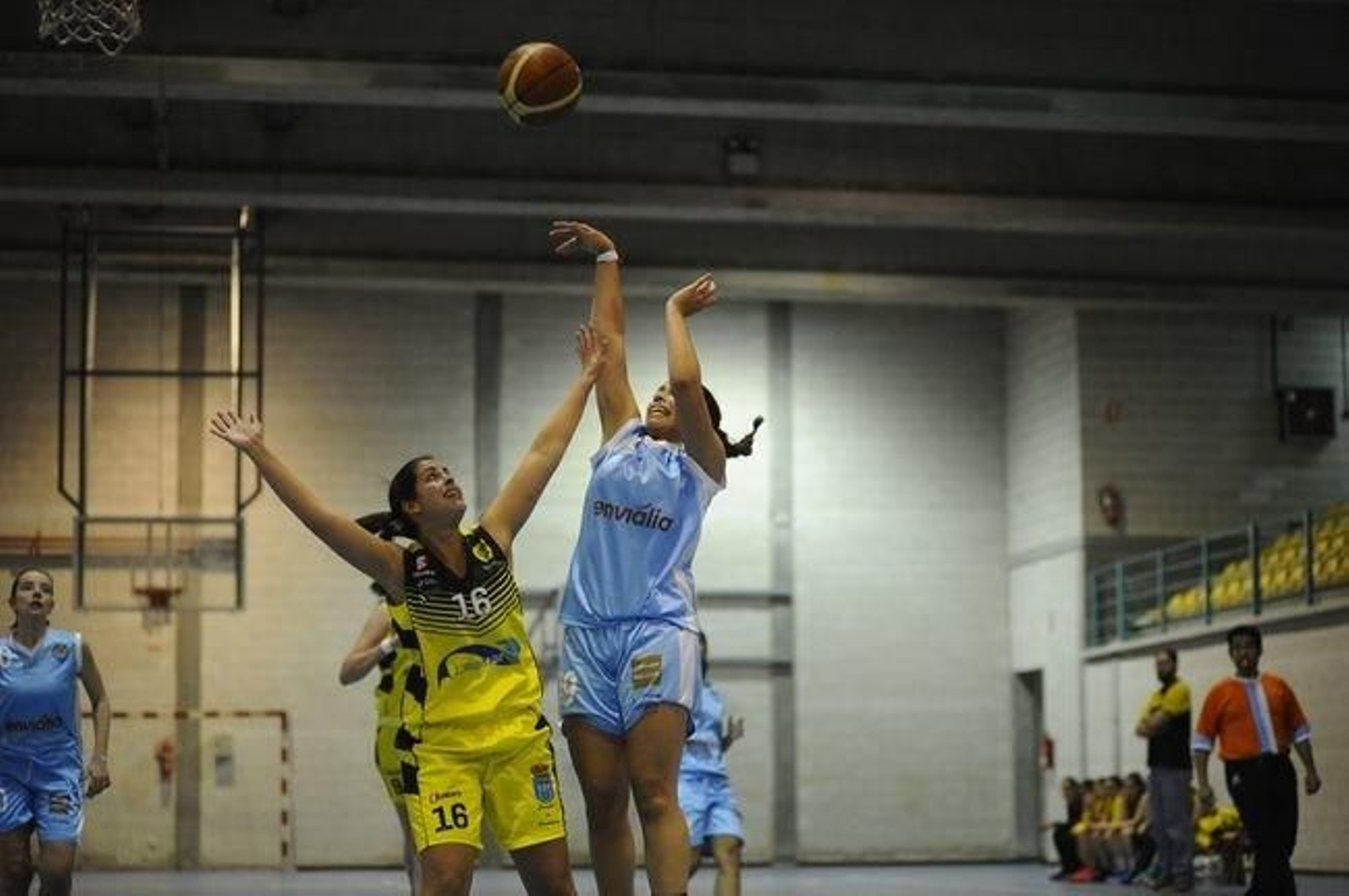 Jessica Nimo lanza a canasta.