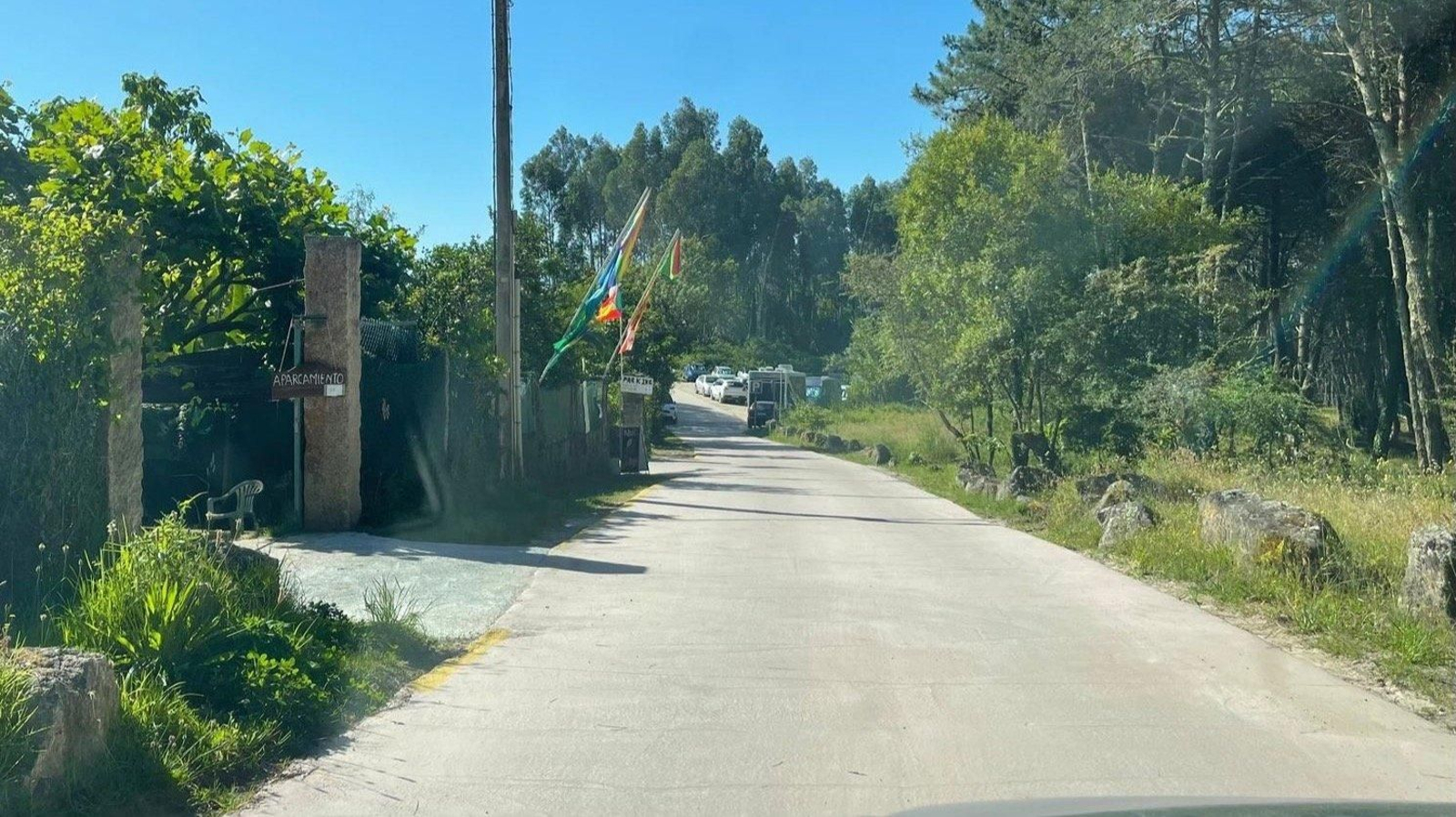 Los vecinos pintan de amarillo los accesos a sus fincas ante la falta de señalización en la rúa Preguntoiro, asfaltada en abril.