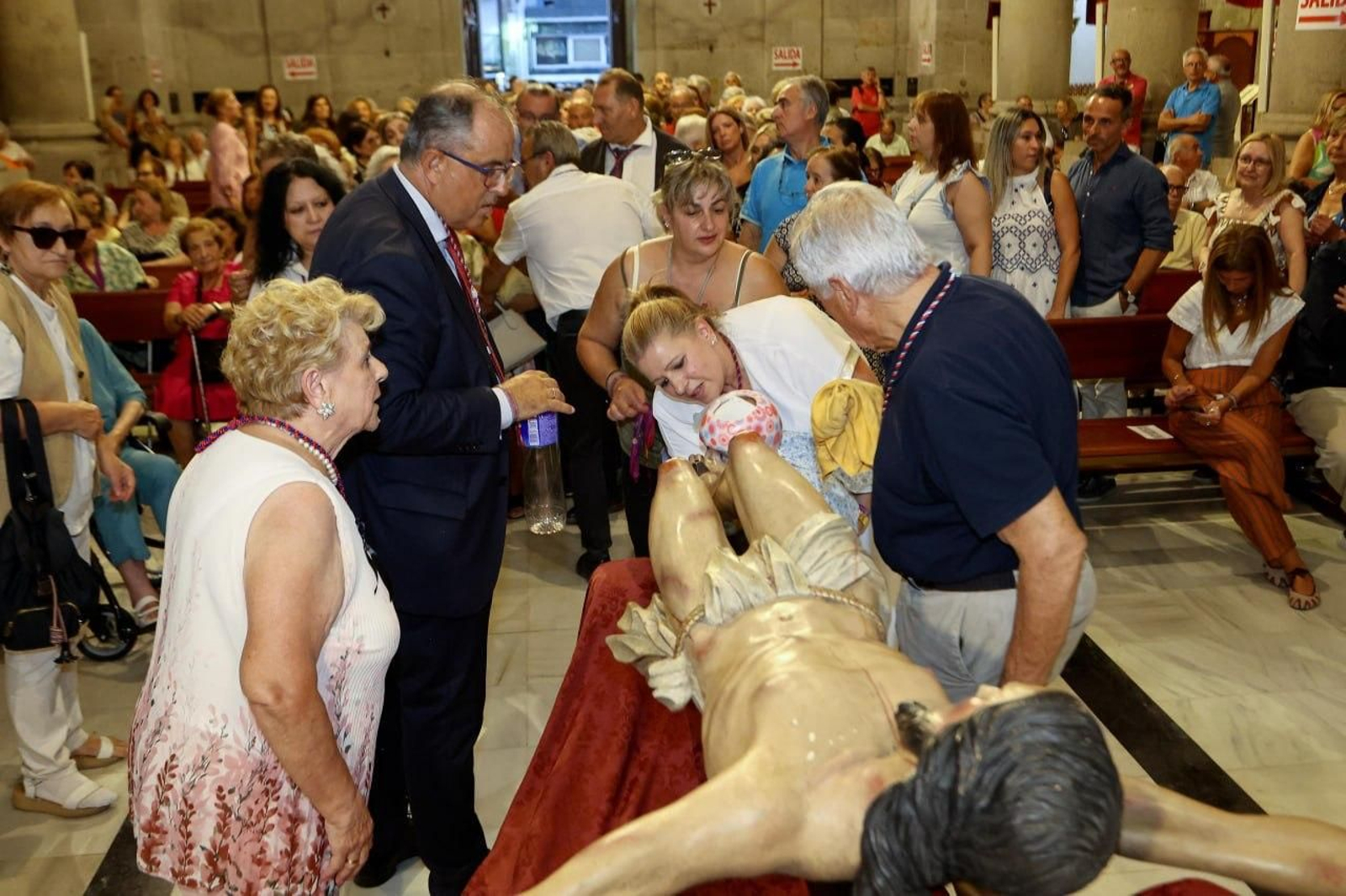 Galería | Vigo vive el pregón y el descendimiento del Cristo da Victoria