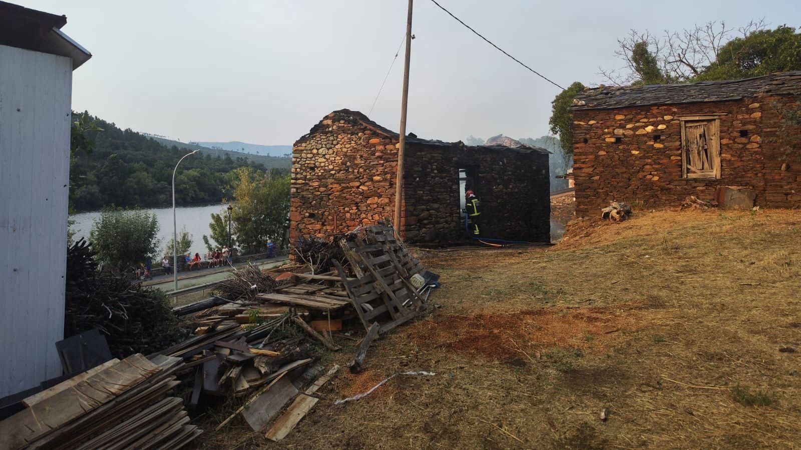 El fuego afectó a una palleira situada cerca a la iglesia de San Xusto, en Carballeda de Valdeorras.