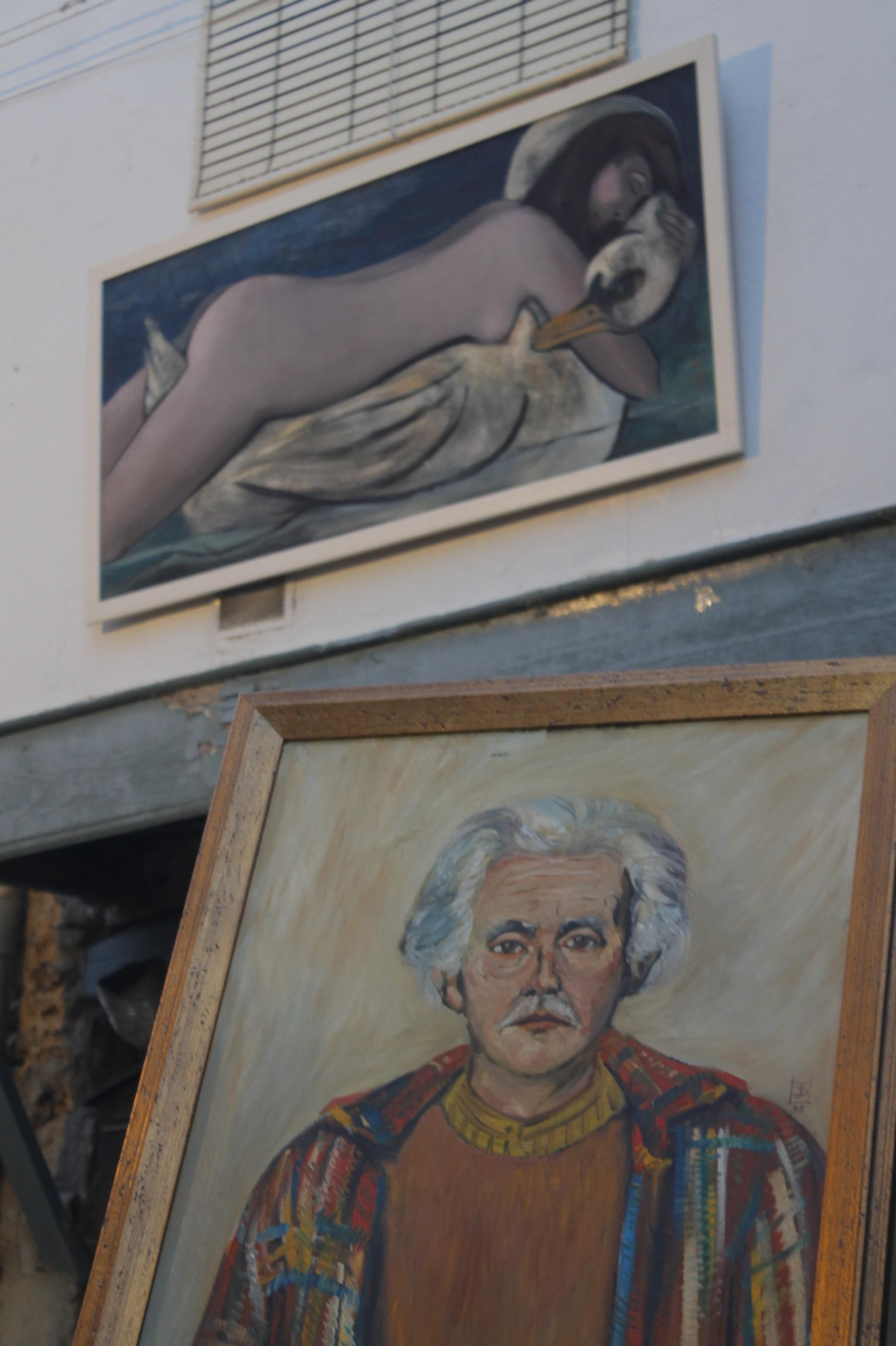 Autorretrato y cuadro de Díaz Ferrer. // (Isaac Cruz)