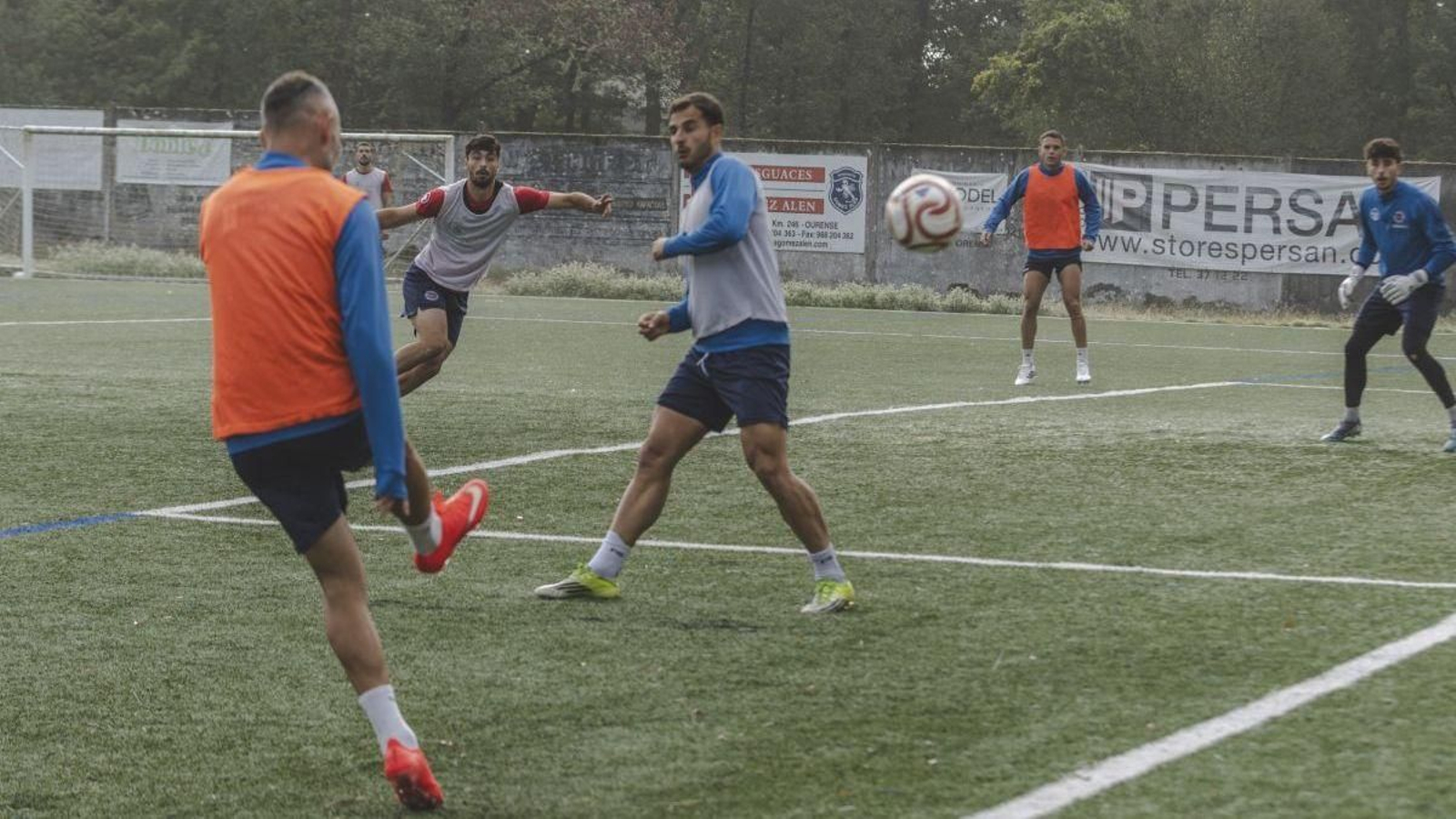 David Ferreiro, realiza un centro durante un entrenamiento de la UD Ourense en Coles.